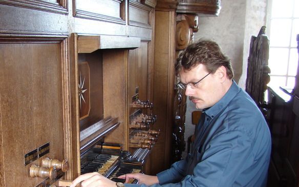 Sietze de Vries, hier achter het Hinszorgel in de Petruskerk van Leens, maakte een klankdocument van de belangrijkste Groningse orgels. Foto RD