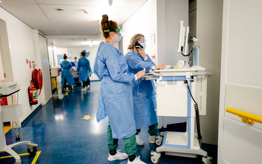 Medewerkers van de Korte Opname- en Herstelafdeling (KOHA) aan het werk in het Leids Universitair Medisch Centrum (LUMC). beeld ANP, Bart Maat