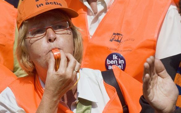 HILVERSUM - Stakende streekbuschauffeurs voeren donderdag 22 mei actie bij het hoofdkantoor van Connexxion in Hilversum. Als er geen oplossing voor het conflict komt, willen de bonden vanaf juni overgaan tot een staking voor onbepaalde tijd. Foto ANP