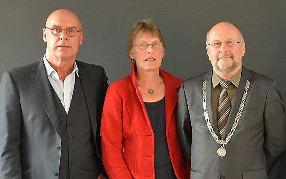 Burgemeester Gelok (m.) temidden van zijn collega's van het bestuur van de gemeente Borsele. beeld gemeente Borsele