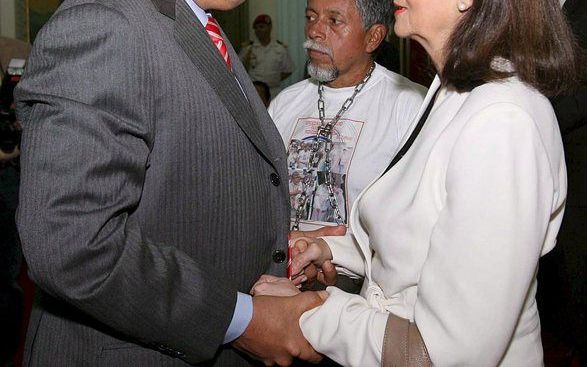 De Venezolaanse president Hugo Chavez (links) donderdag met de moeder van de door de FARC gekidnapte oud-presidentskandidate Ingrid Betancourt. Foto EPA.