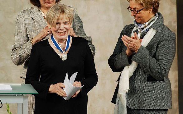 MIDDELBURG – De Britse theologe Karen Armstrong ontving zaterdag de Freedom of Worship Award van het Franklin &amp; Eleanor Roosevelt Institute in Middelburg. In een open brief die een groep Zeeuwse predikanten vandaag publiceerde, stellen zij „geschrokke