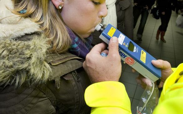 Hardenbergse scholieren krijgen voortaan structureel les over drank, drugs en tabak. Foto: Alcoholcontrolen onder jongeren onder de 16 jaar op het Centraal Station van Eindhoven. Foto ANP.