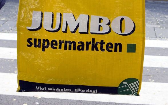 Jumbo heeft de strijd om Super de Boer gewonnen, Sperwer (Plus en Spar) heeft het nakijken. Van de 305 Super de Boer-winkels bouwt Jumbo er voorlopig 175 tot tweehonderd om. Tachtig gaan er zoals afgesproken naar inkooppartner Schuitema. De overige winkel