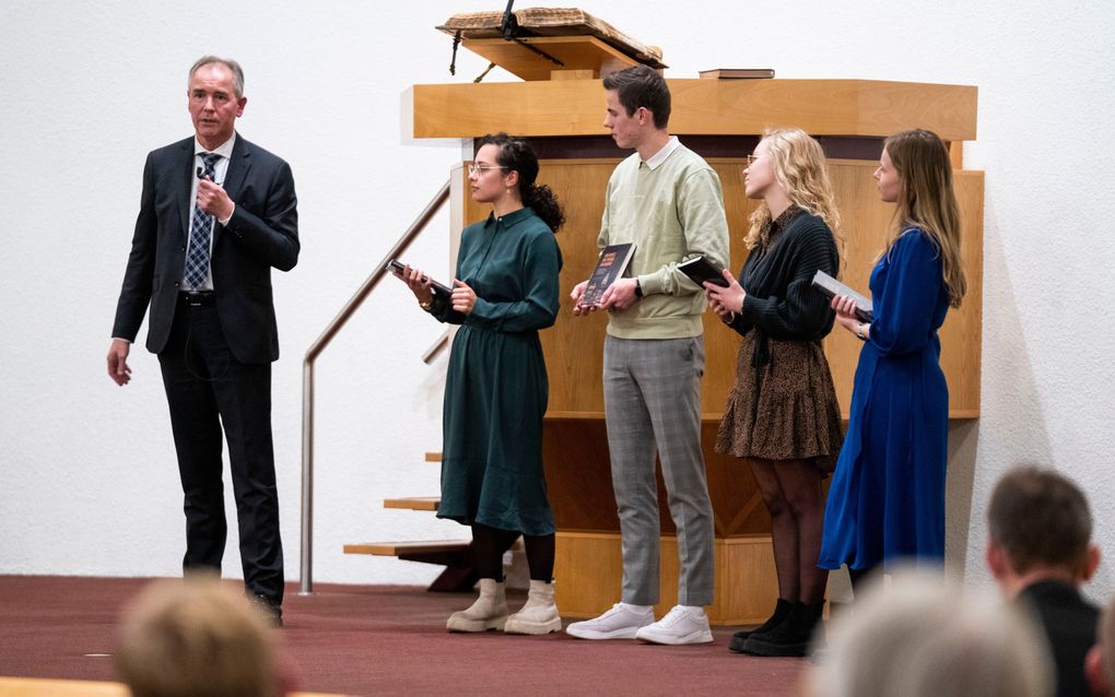 In de christelijke gereformeerde kerk in Barendrecht kregen vier jongen vrijdagavond de eerste exemplaren van het boek ”Uw gunst, Uw trouw, Uw Woord” overhandigd. beeld Cees van der Wal