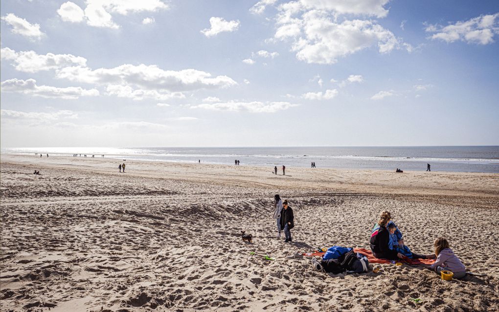 Mensen op het strand in maart van het jaar. Nog nooit was het zo warm op 22 maart als in 2022. beeld ANP, Marlies Wessels