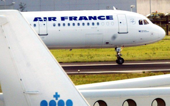 Luchtvaartmaatschappij Air France–KLM is flink geraakt door de economische neergang en de sterk schommelende olieprijs. Het bedrijf rekent in het derde kwartaal van zijn gebroken boekjaar, dat in december afliep, op een negatief operationeel resultaat.