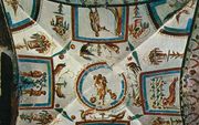 Plafondschildering in de Kamer van de goede Herder, in het Coemeterium majus in Rome. De schildering toont, naast een biddende persoon die zijn handen opheft, ook Jona, Mozes, Adam en Eva. Foto’s RD