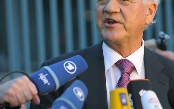 Frank Stronach van Magna staat de pers te woord. Foto EPA