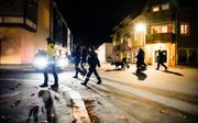 Politiemensen zetten een gebied in Kongsberg af waar ze onderzoek willen doen. beeld AFP, Håkon Mosvold Larsen
