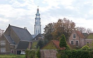 De ”Lange Jan”, zoals de abdijtoren van Middelburg heet, is bij heldere weersomstandigheden vanuit heel Walcheren te zien. Op de voorgrond de vroegere gereformeerde Hofpleinkerk. Foto RD, Anton Dommerholt