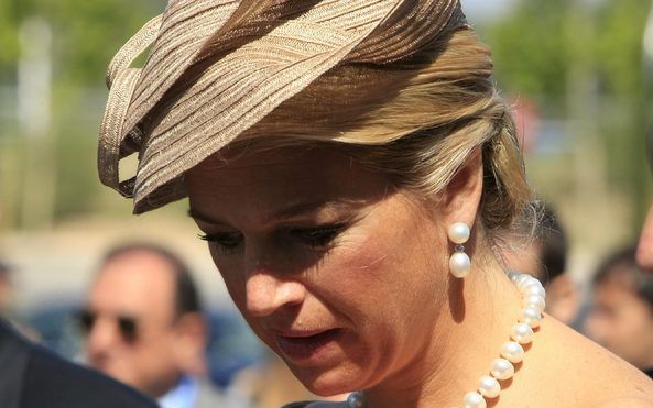 Prinses Máxima eerder dit jaar tijdens een bezoek aan de expo in het Spaanse Zaragoza. Aan haar rechterhand de diamanten ring die ze van prins Willem Alexander kreeg bij de geboorte van Ariane.