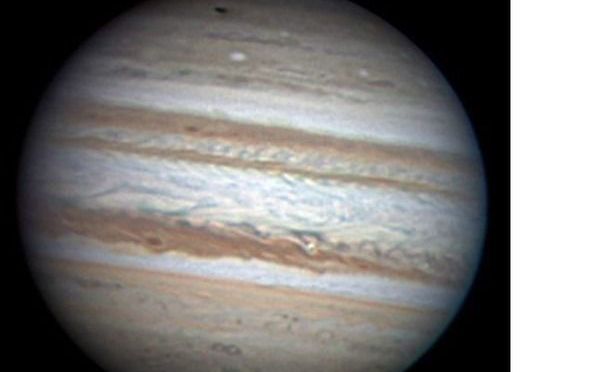 WASHINGTON – Om ongeveer 10 procent van alle sterren in het heelal cirkelen planeten, vergelijkbaar met die van het zonnestelsel. Ze bezitten eveneens aardachtige planeten, maar ook gasreuzen, zoals Jupiter. Foto EPA