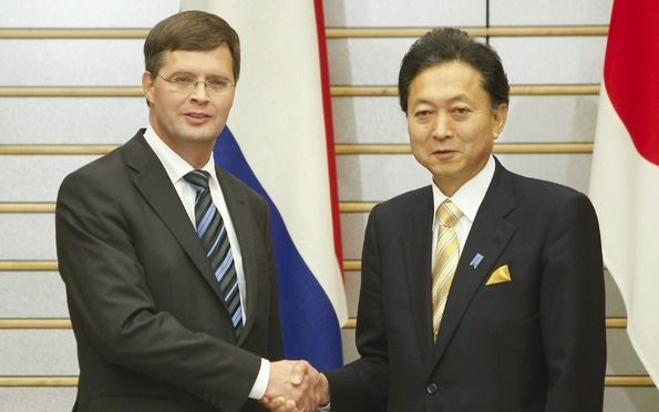 Premier Balkenende (l.) heeft maandag in het Japanse Yokohama een krans gelegd ter nagedachtenis aan de Nederlandse oorlogsslachtoffers. Foto EPA