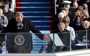 Ds. Rick Warren spreekt een gebed uit bij de inauguratie van Obama (links). Foto EPA