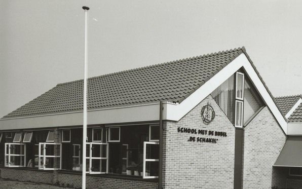 „De overheid steunt al bijna een eeuw ook het religieus vormgegeven on derwijs. Dat is een onderbouwing van de stelling dat de overheid vanuit een neutrale positie ook religieuze koepels en kerken financieel moet steunen.” - Foto De Jong en Van Es