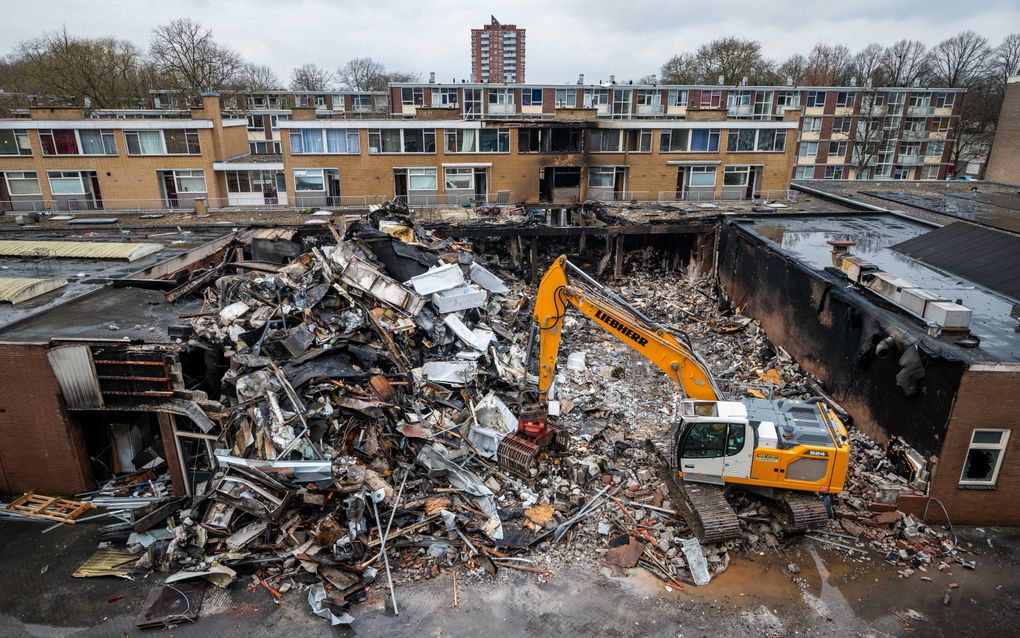 De schade aan de garageboxen en appartementencomplex is enorm. beeld ANP, Josh Walet