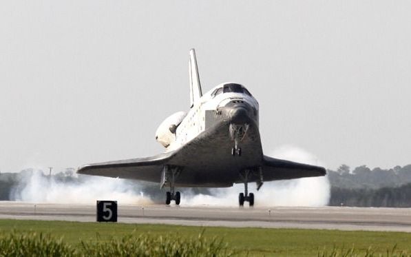 CAPE CANAVERAL – Het ruimteveer Discovery is dinsdag veilig geland in het Kennedy Ruimtevaartcentrum in het noordoosten van de Amerikaanse staat Florida na een veertiendaagse missie naar het Internationaal Ruimtestation ISS. Foto EPA