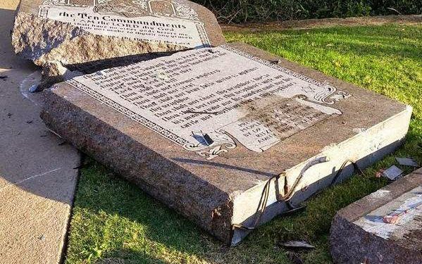 Satanisten in de VS proberen op allerle manieren het christelijke karakter te ondermijnen. Twee jaar geleden reed een man 'in opdracht van satan”, een plaquette met de Tien Geboden in Oklahomo omver. beeld Oklahoma State