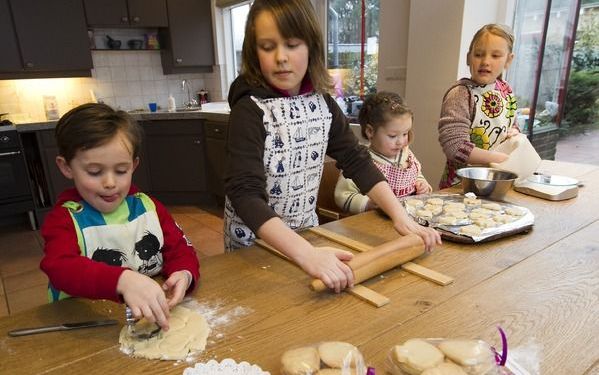 Vlnr Floris (4), Janienke (9), Quirine (2) en Marije (8) uit Monster bakken donderdag koekjes voor de actie Giro 555. De actie is een een succes. De koekjes vinden aftrek in het hele land. Foto ANP