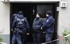 Politieagenten bewaken de ingang van het appartementecomplex in Berlin waar maandag voormalig RAF-terroriste Daniela Klette werd gearresteerd. beeld EPA, Clemens Bilan
