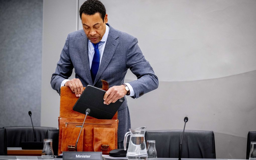 Minister Weerwind (Rechtsbescherming) maandagochtend, vlak voor de start van het jeugdzorgdebat. beeld ANP, Robin Utrecht