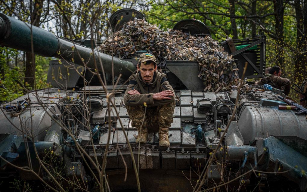 Een Oekraïense militair zit gelaten op zijn tank aan het front bij Bachmoet. beeld AFP, Dimitar Dilkov