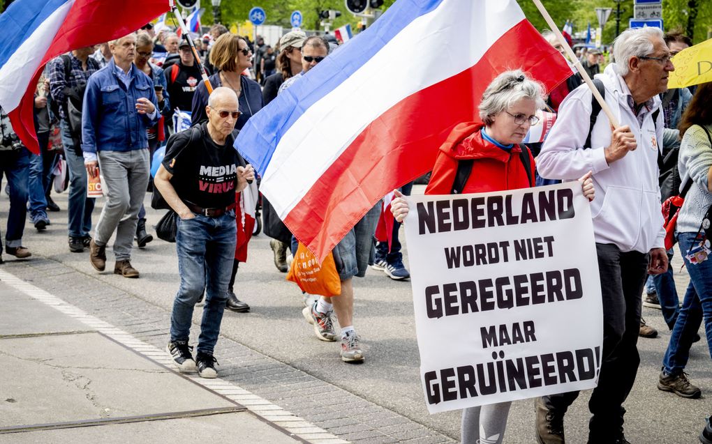 Antioverheidsdemonstranten in Den Haag. Slechts een kwart van de Nederlanders heeft nog vertrouwen in de politiek, maakte het CBS dinsdag bekend. beeld ANP, Robin Utrecht