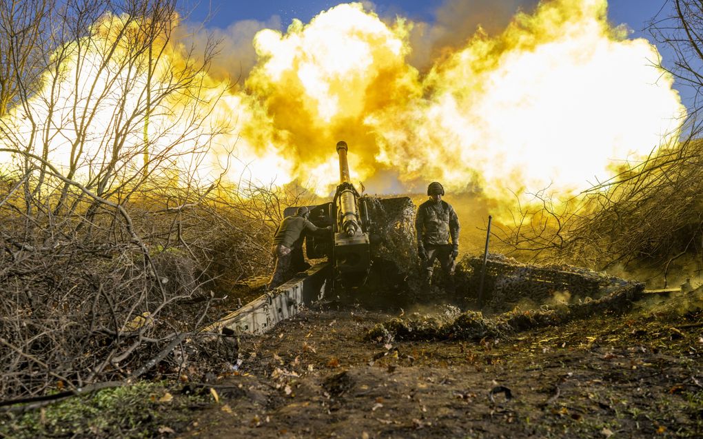 Oekraïense artillerie neemt Russische posities bij Bachmoet onder vuur. beeld AFP, Bulenk Kilic