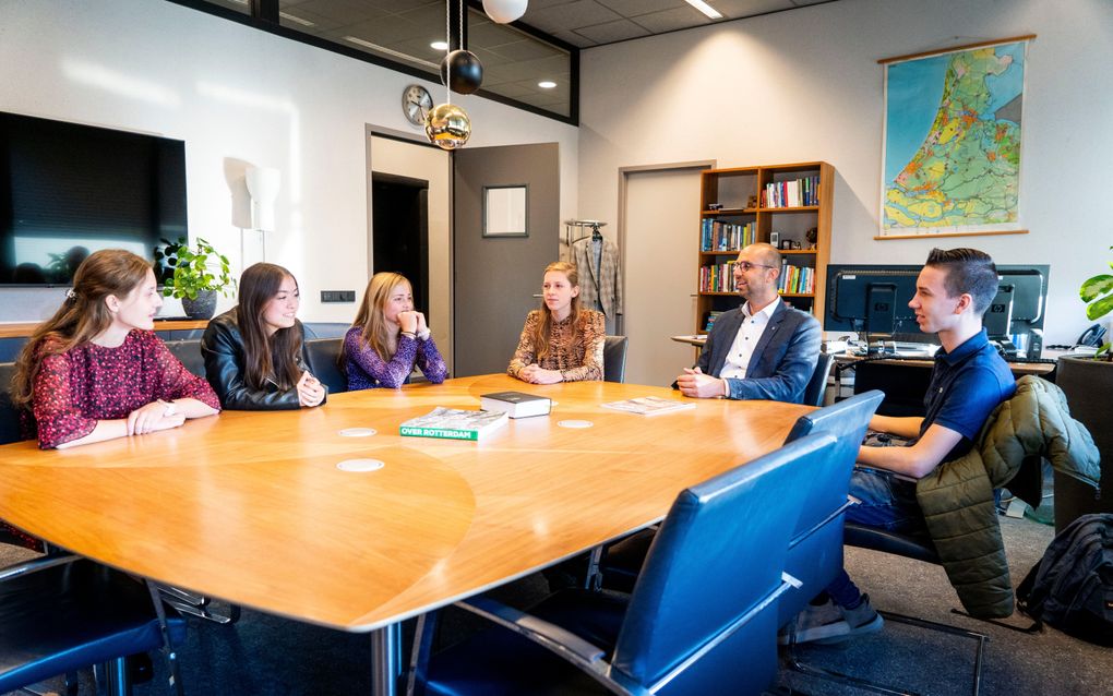 Een groepsgesprek met Anna Remmers, Nina Plugge, Marianne Hooghwerff, Alejandra van de Graaf, locatiedirecteur Marijn van der Meijden en Nick Willemsen (v.l.n.r.). beeld Van der Wal Fotografie, Rens de Groot