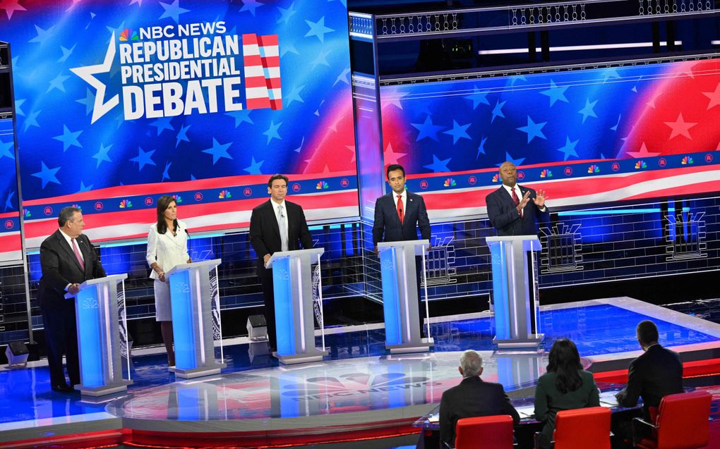 De Republikeinse kandidaten in debat. V.l.n.r.: Chris Christie, Nikki Haley, Ron DeSantis, Vivek Ramaswamy, en Tim Scott. beeld AFP, Mandel Ngan