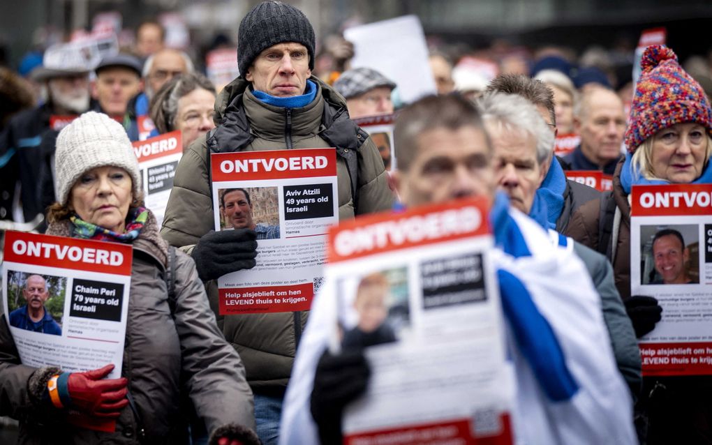 Honderden mensen liepen mee in de stille tocht die Christenen voor Israël en het CIDI donderdag hielden. beeld ANP, Koen van Weel