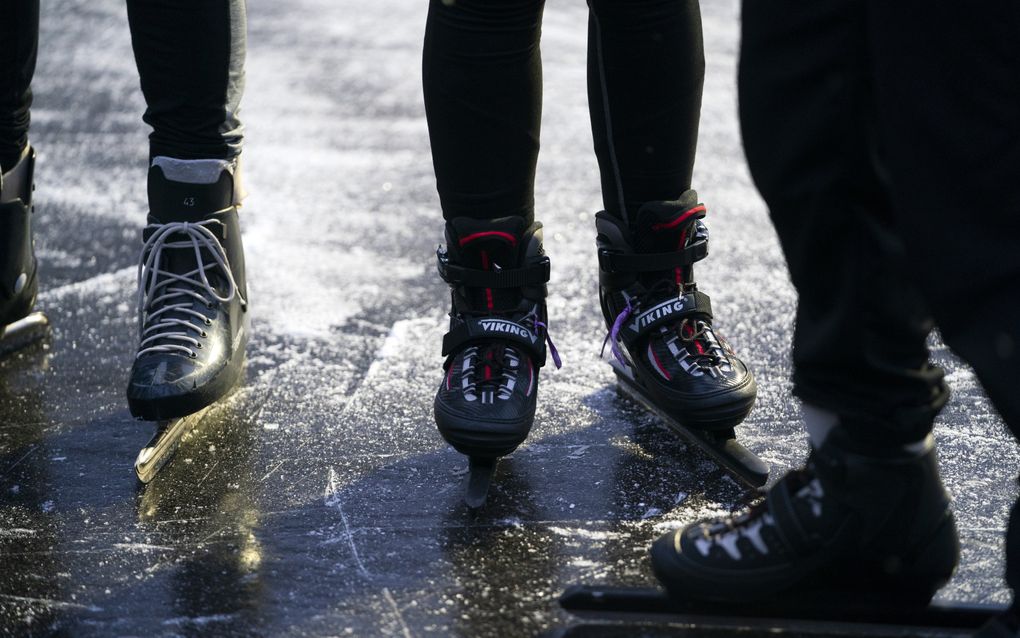 De schaatskoorts loopt op en dat merken schaatsverkopers: Marcel Lindenholz uit Rouveen bereidt zich voor op topdrukte de komende dagen. beeld ANP, Jeroen Jumelet