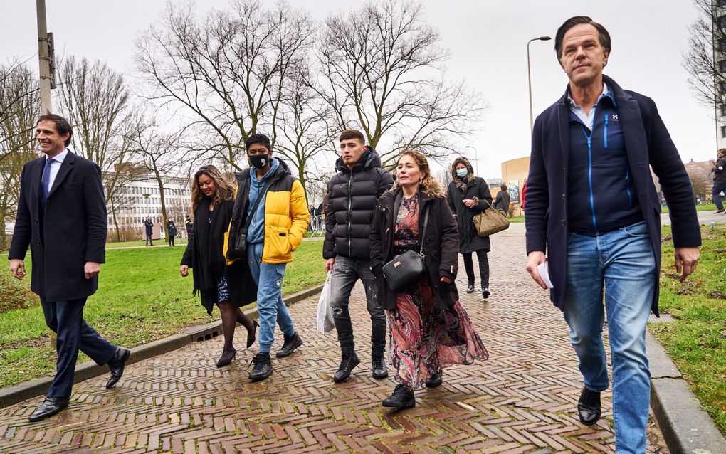 Premier Mark Rutte en Minister Hoekstra komen aan bij het Catshuis voor een gesprek met gedupeerde ouders van de toeslagenaffaire. De ouders zijn onterecht aangemerkt als fraudeur en moeten tienduizenden euro's kinderopvangtoeslag terugbetalen. beeld ANP, PHIL NIJHUIS