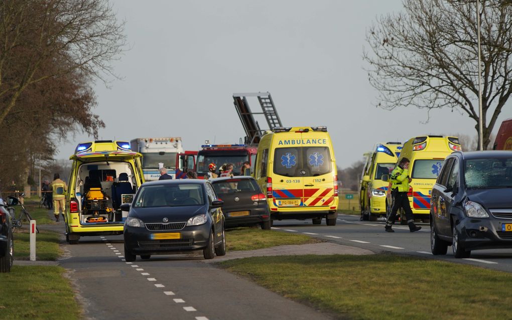 Hulpdiensten op de Europaweg, waar twee jonge meisjes om het leven zijn gekomen door een aanrijding met een auto. Omstanders melden dat de meisjes op een skelter zaten toen ze werden aangereden. beeld ANP, PERSBUREAU METER