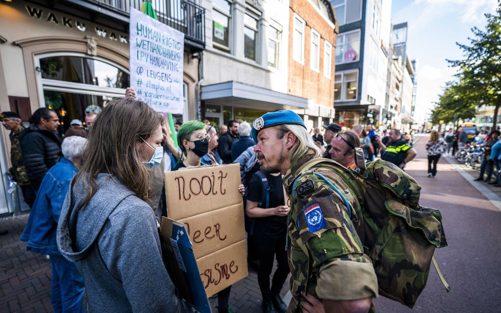 Tegendemonstranten mengen zich onder de actievoerders die al voor WakuWaku staan. De gemeente Utrecht heeft de sloten vervangen van restaurant Waku Waku, waarvan de exploitant bij bezoekers de CoronaCheck-app niet wil controleren. beeld ANP JEROEN JUMELET