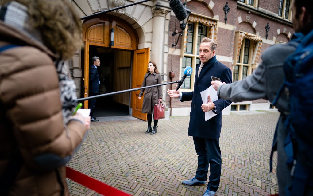 Minister Hugo de Jonge van Volksgezondheid, Welzijn en Sport (CDA) bij aankomst op het Binnenhof voor de wekelijkse ministerraad. beeld ANP