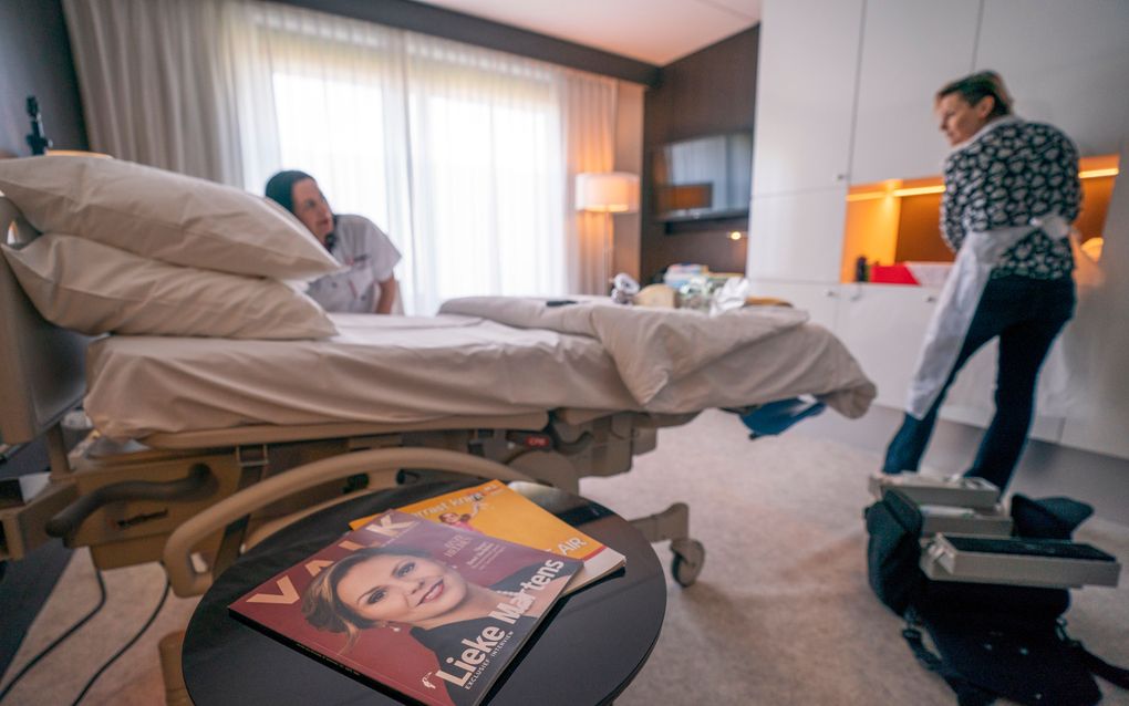 Een hotelkamer in een speciaal ingericht geboortecentrum in een hotel in Uden. Zwangere vrouwen in Brabant kunnen daar poliklinisch bevallen. Het centrum is bedoeld om ziekenhuizen te ontlasten, nu ze zo druk zijn met de zorg van coronapatienten. beeld AN