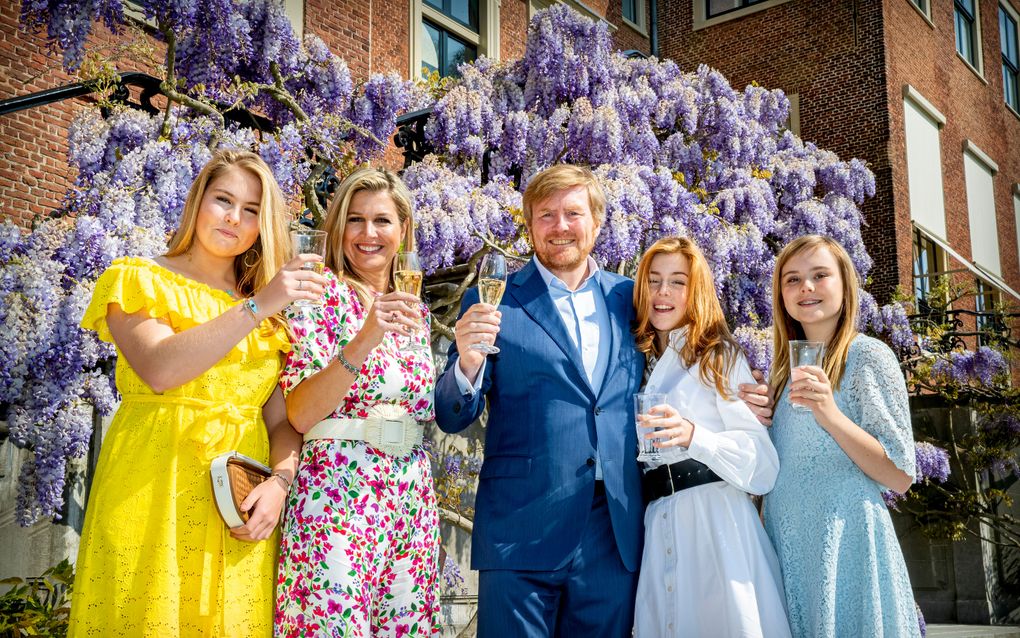 Koning Willem-Alexander, Koningin Maxima en de prinsessen Amalia, Alexia en Ariane brengen voor Paleis Huis ten Bosch een toost uit op Koningsdag. beeld ANP, ROYAL IMAGES PATRICK VAN KATWIJK