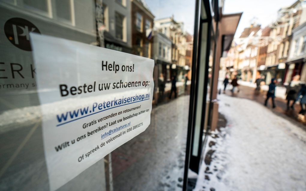 Een affiche in de etalage spoort klanten en passanten aan om online bestellingen te plaatsen. beeld ANP, Jeroen Jumelet