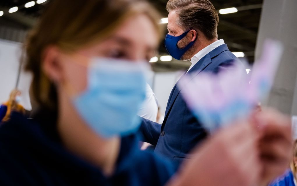 Demissionair minister Hugo de Jonge (Volksgezondheid, Welzijn en Sport) brengt een werkbezoek aan de vaccinatielocatie Rotterdam Ahoy. beeld ANP, Marco de Swart 