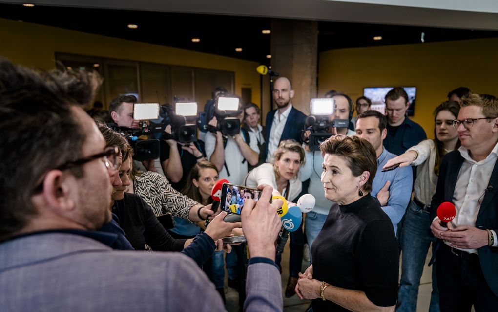 Lilianne Ploumen geeft een toelichting in de centrale hal van de Tweede Kamer. beeld ANP BART MAAT