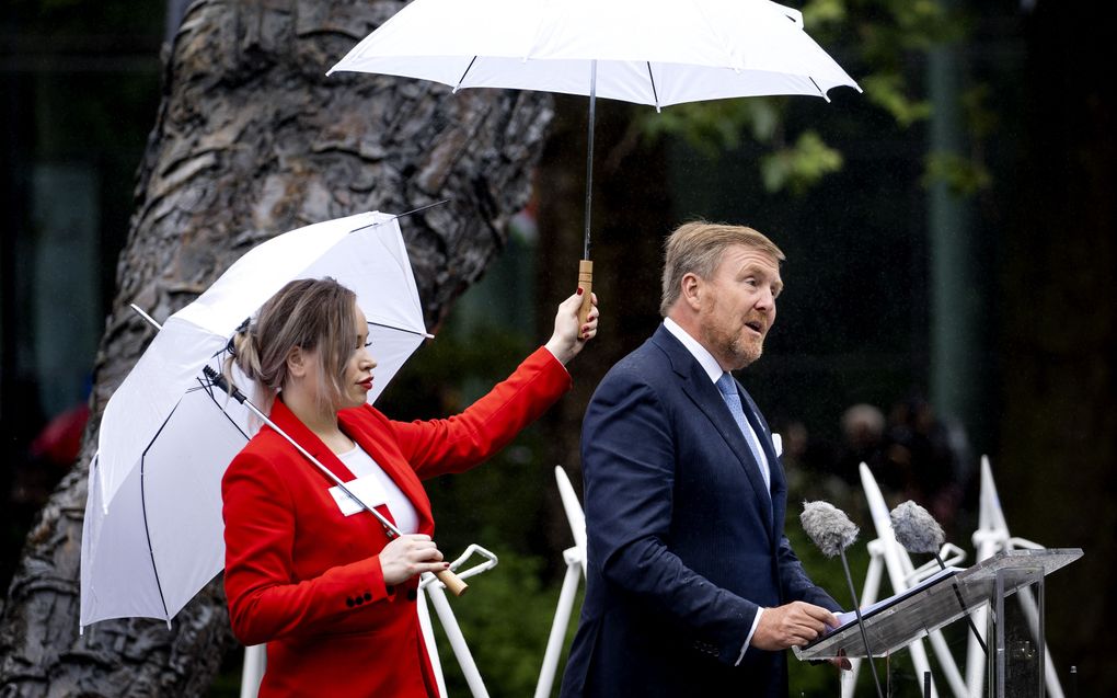  Koning Willem-Alexander houdt een toespraak tijdens de Nationale Herdenking Slavernijverleden in het Oosterpark. Dit jaar is het 150 jaar geleden dat er een einde kwam aan de slavernij in de Nederlandse koloniën. beeld ANP, Remko de Waal