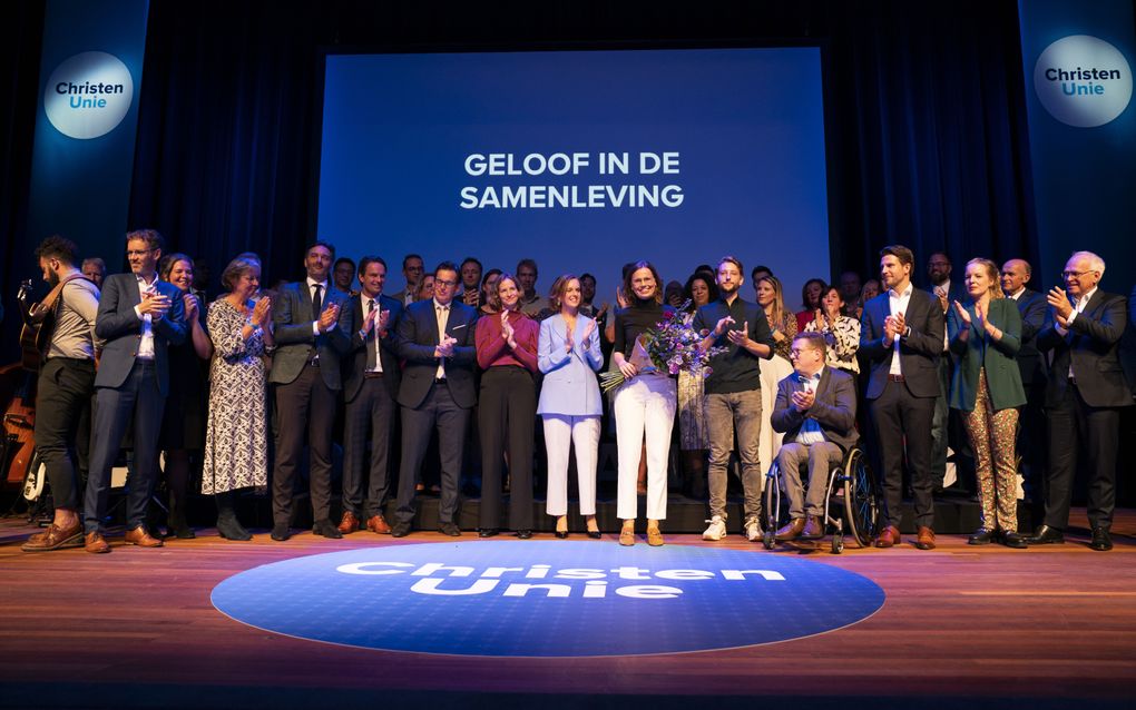 Lijsttrekker Mirjam Bikker samen met de kandidaten op de lijst tijdens het verkiezingscongres van de ChristenUnie. Het congres staat in het teken van de komende verkiezingen voor de Tweede Kamer. beeld ANP, Jeroen Jumelet