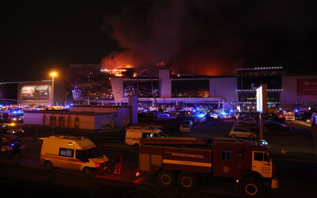 Hulpdiensten bij de concertzaal waar brand uitbrak na de aanslag. beeld AFP