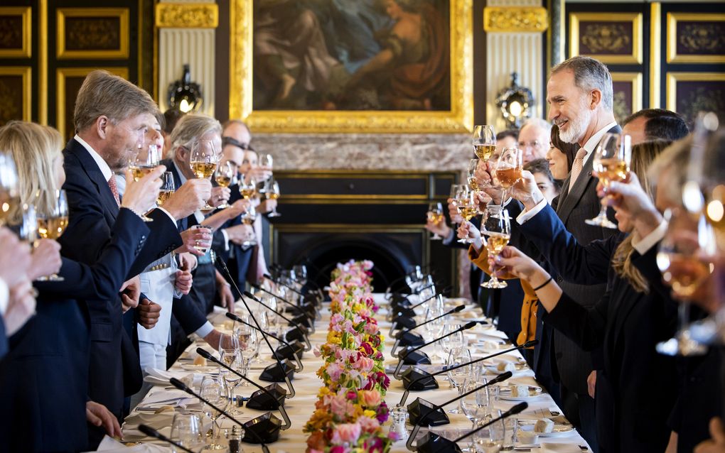 De Spaanse koning Felipe houdt een toespraak tijdens een regeringslunch, die wordt bijgewoond door koning Willem-Alexander en viceminister-president Rob Jetten. Het Spaanse koningspaar brengt een tweedaags staatsbezoek aan Nederland. beeld ANP, Koen van Weel