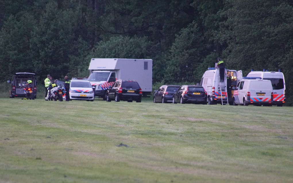 De politie doet onderzoek in een sloot aan de Emelaarseweg na een melding van een gevonden lichaam. Volgens de politie gaat het om een 14-jarig meisje uit Hoevelaken die door een misdrijf om het leven is gekomen. beeld ANP