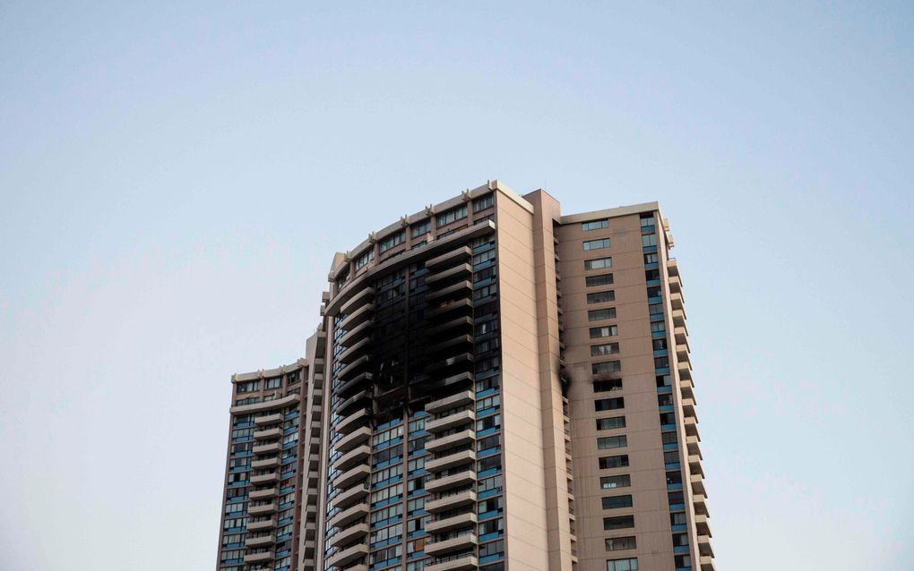 In een 36-verdiepingen hoge flat in Honolulu in de Amerikaanse staat Hawaii is vrijdagnacht brand uitgebroken. beeld AFP