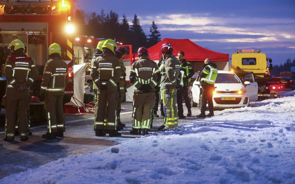 Dodelijk ongeluk op de A1 bij Apeldoorn • Stroomstoring Schiphol verholpen