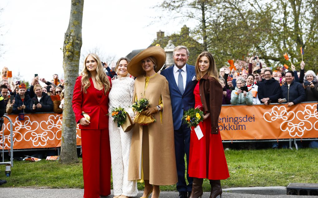 Kaatsen, schaatsen en fierljeppen: koninklijke familie viert Koningsdag in Dokkum